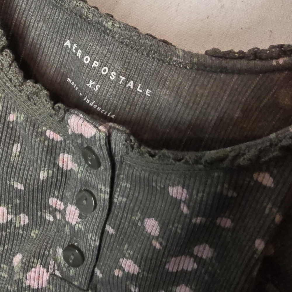 AERO Floral Crop Top - Picture 2 of 3